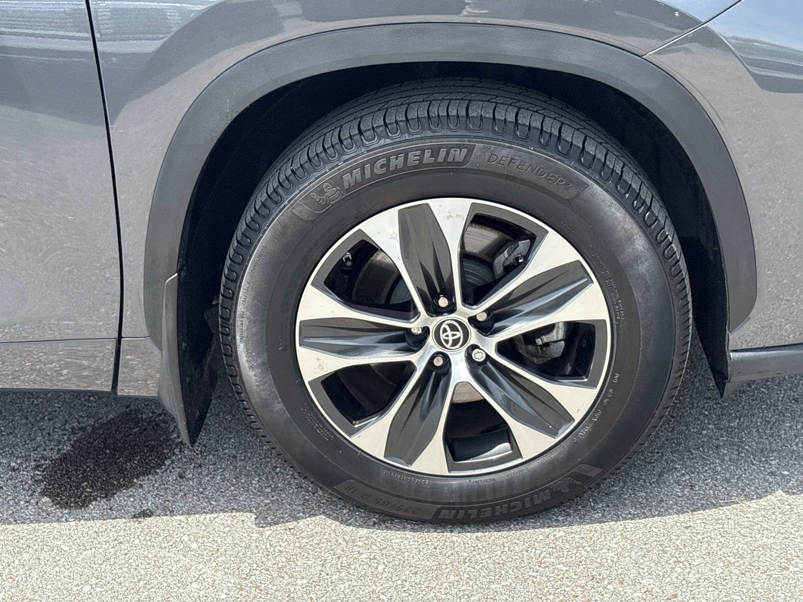 Used 2020 Toyota Highlander XLE AWD/4WD image 10