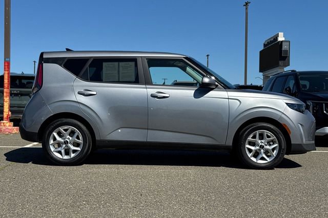 Certified 2025 Kia Soul LX w/ LX Technology Package FWD image 3