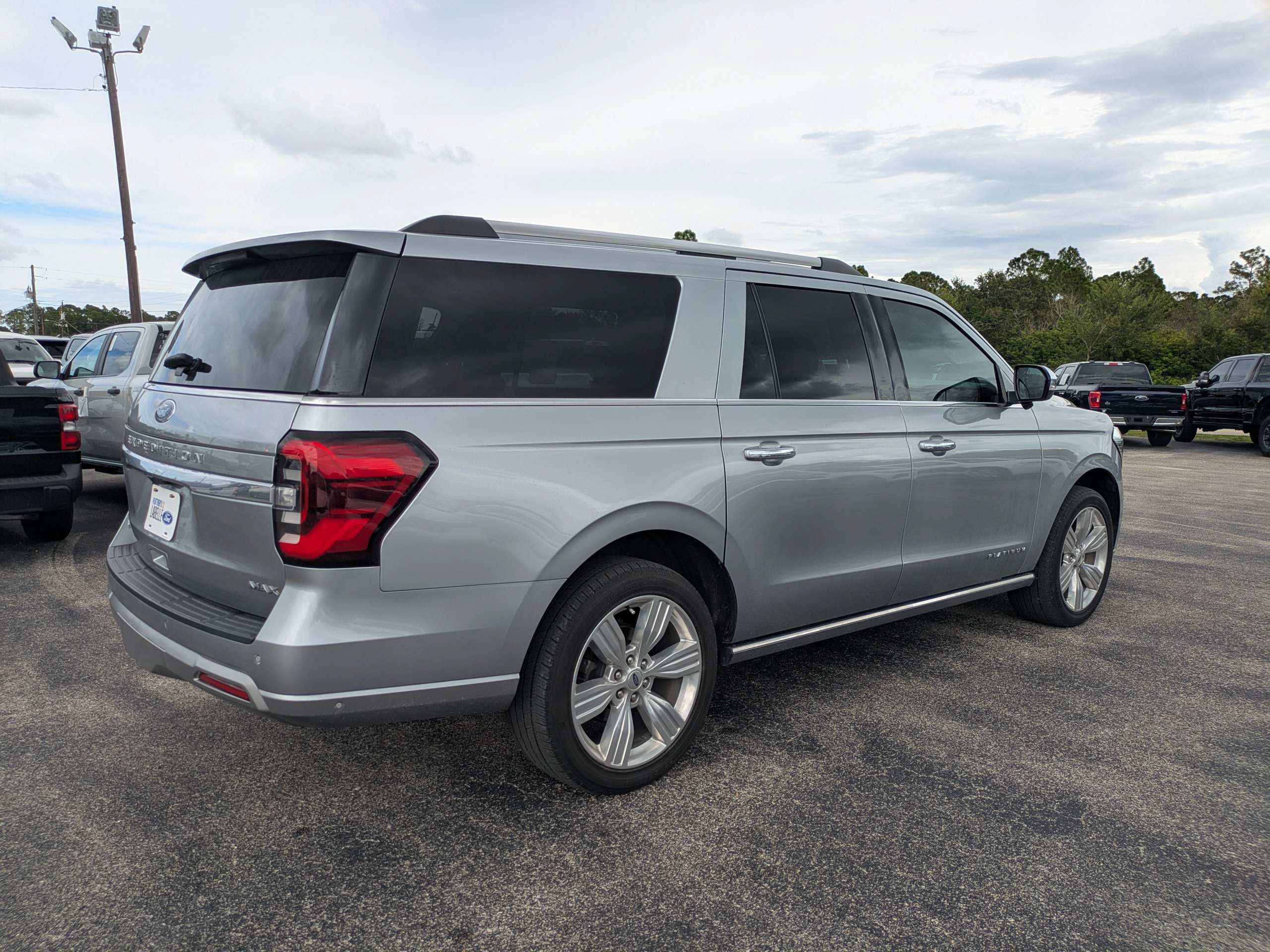 Used 2024 Ford Expedition Max Platinum AWD/4WD image 4