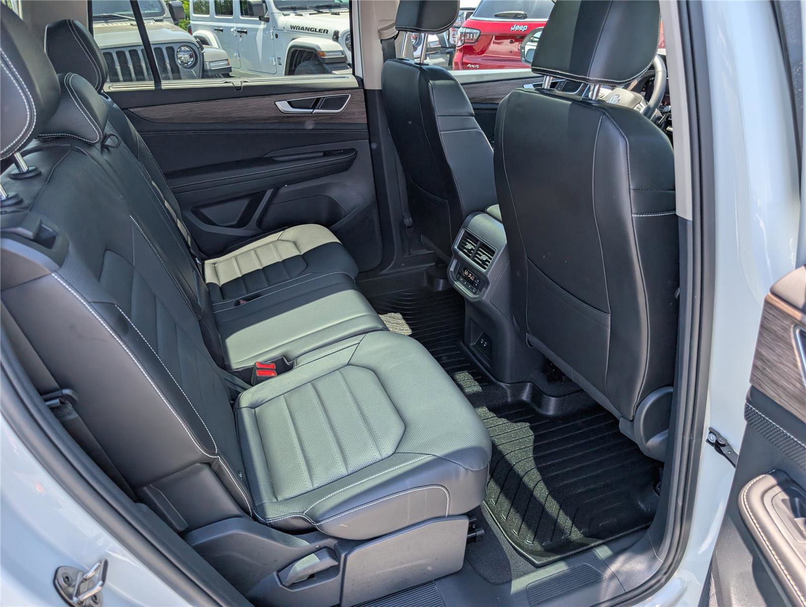 Used 2024 Volkswagen Atlas SEL AWD/4WD image 12