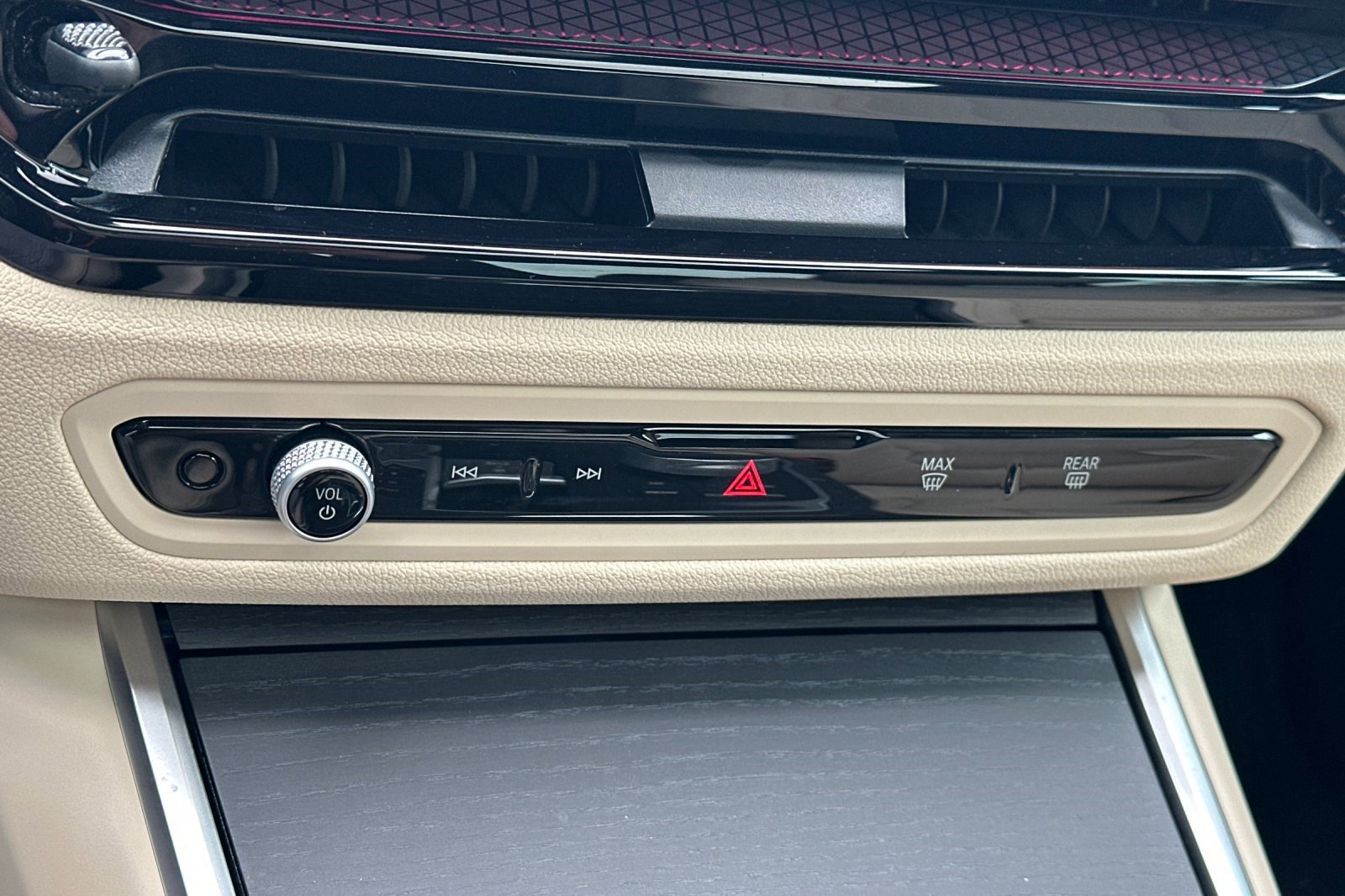 Used 2025 BMW 330i Sedan w/ Premium Package image 25