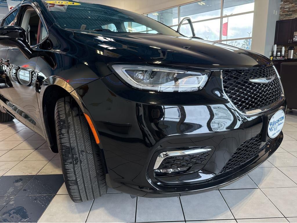 Used 2024 Chrysler Pacifica Touring-L AWD/4WD image 6