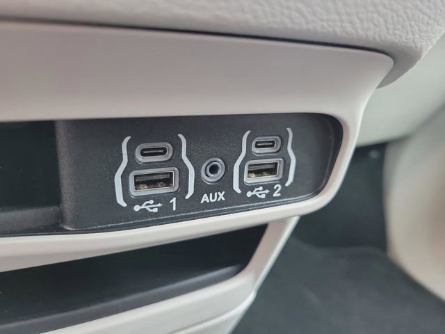 Used 2024 Chrysler Pacifica Touring-L image 23