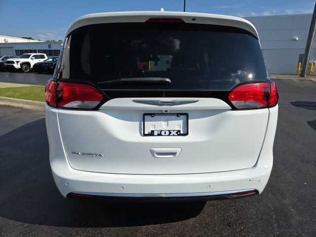 Used 2017 Chrysler Pacifica Touring-L FWD image 6