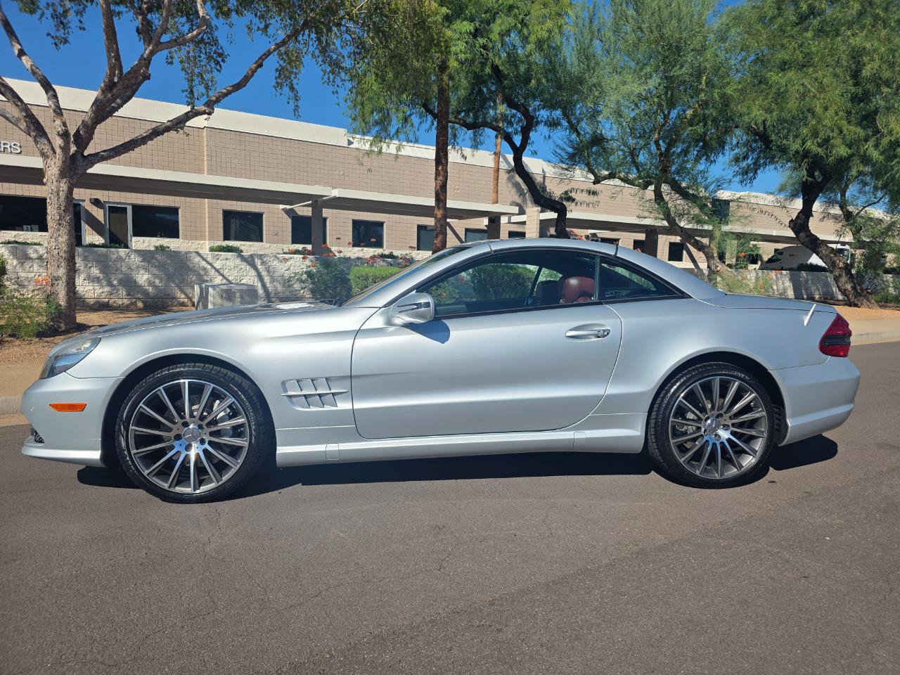 Used 2011 Mercedes-Benz SL 550 w/ Premium I Pkg image 8