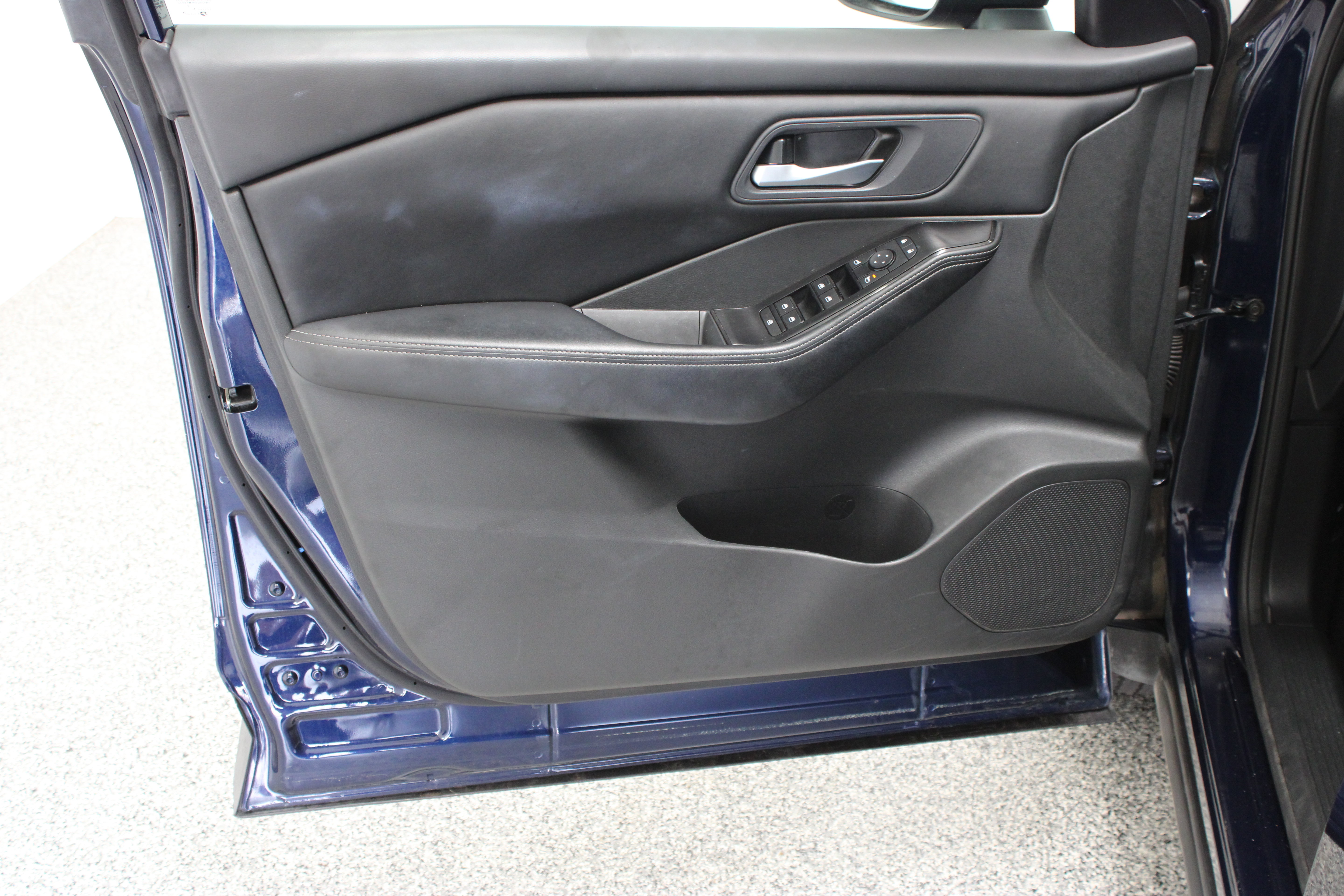 Used 2025 Nissan Rogue SV FWD image 12