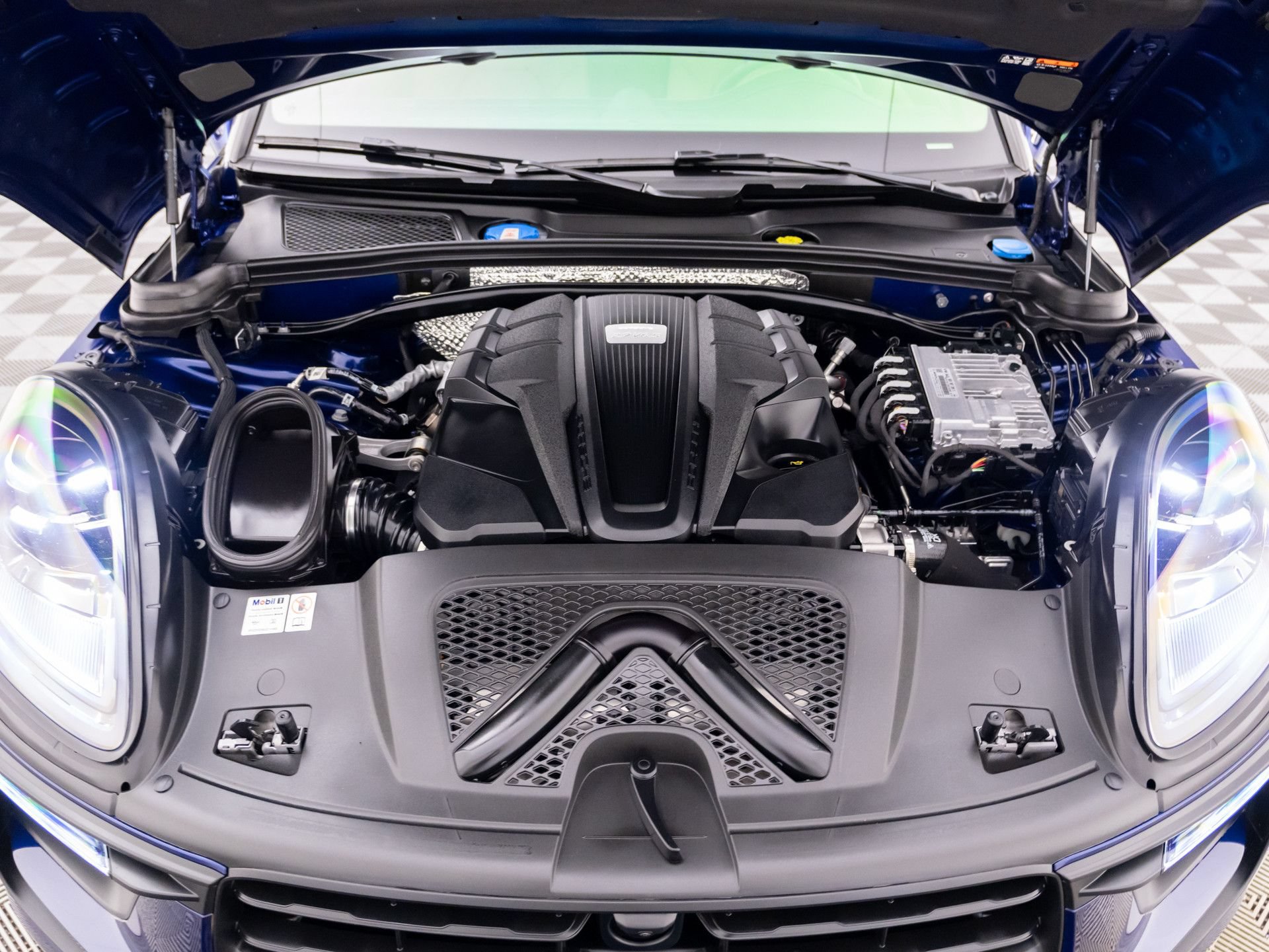 Used 2024 Porsche Macan S AWD/4WD image 29
