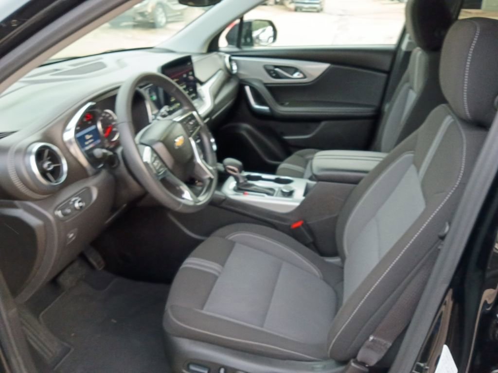 Used 2025 Chevrolet Blazer LT FWD image 4