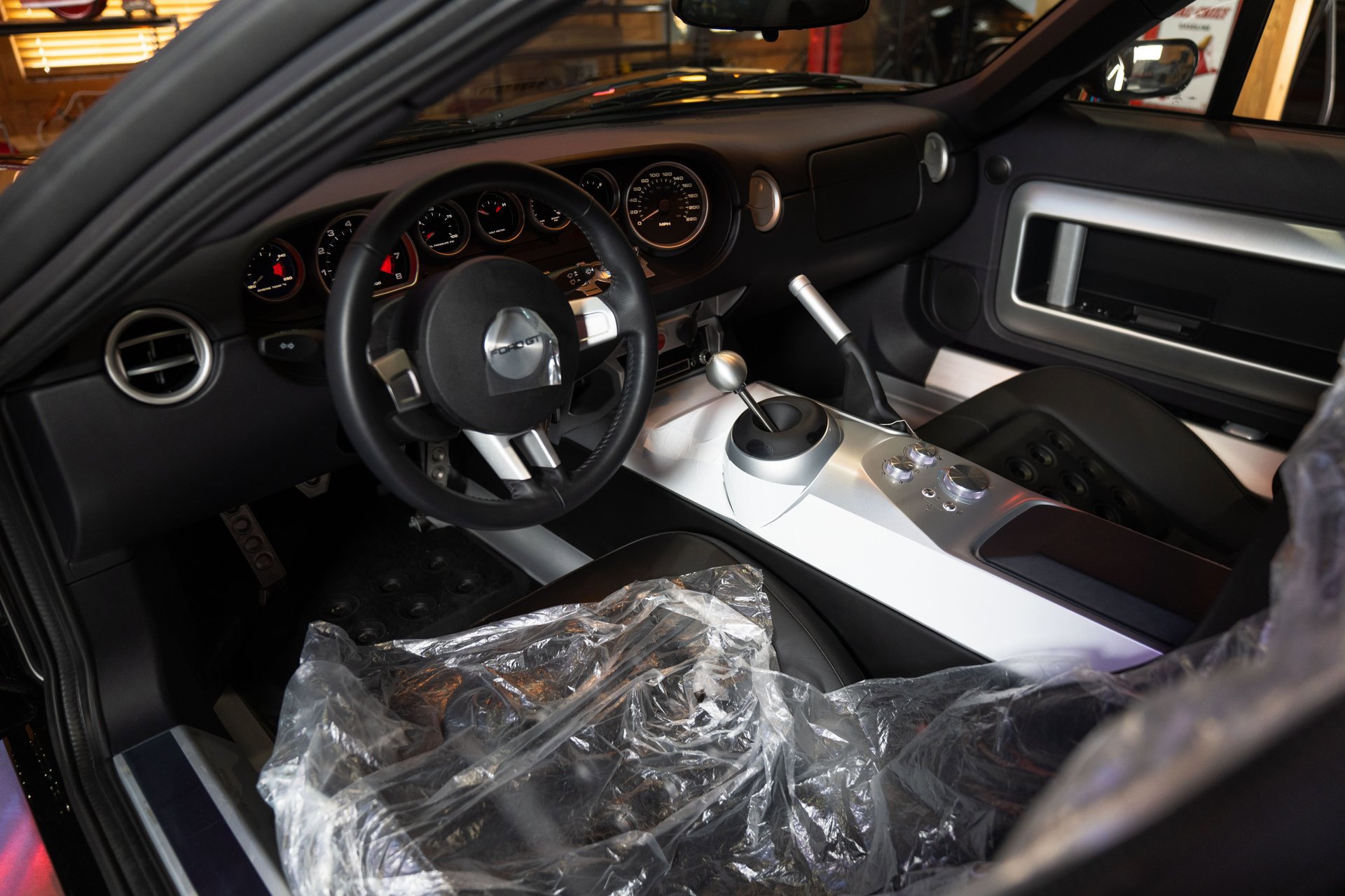 Used 2006 Ford GT RWD image 4