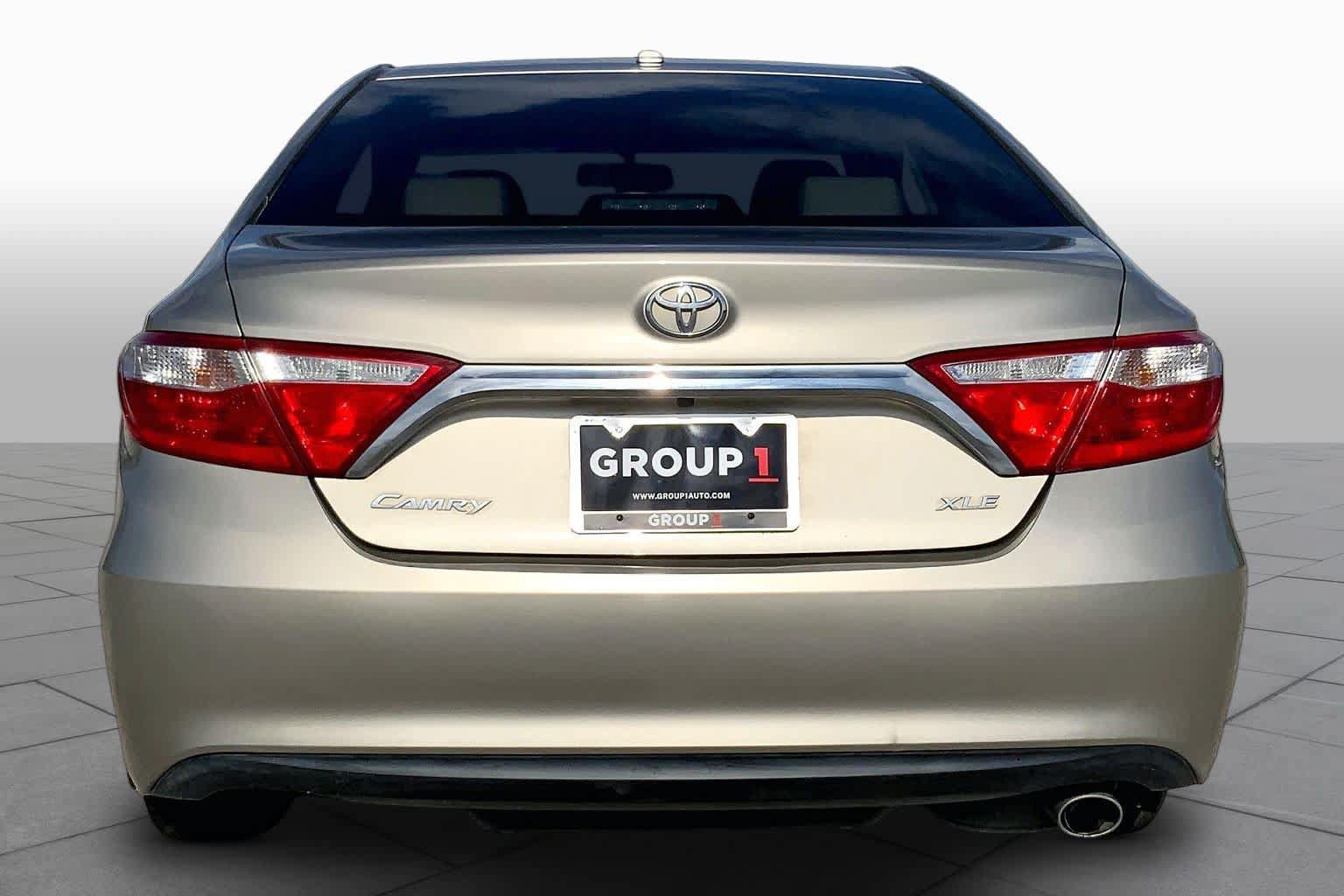 Used 2017 Toyota Camry XLE w/ Moonroof Package FWD image 5