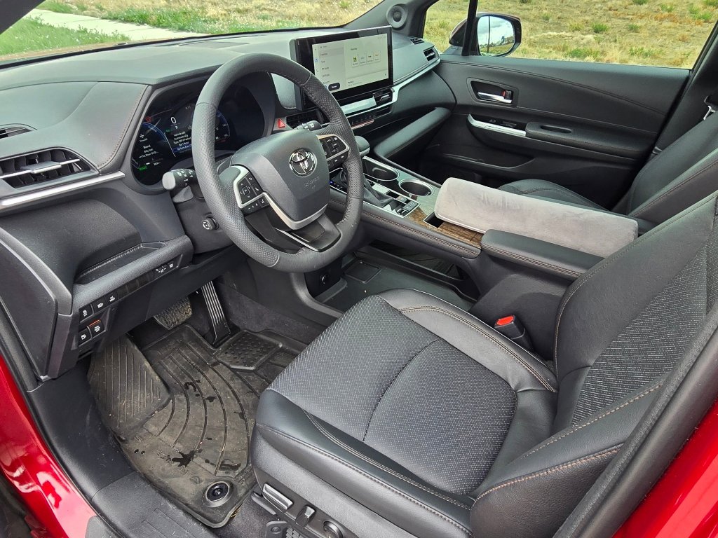 Used 2026 Toyota Sienna Limited image 26