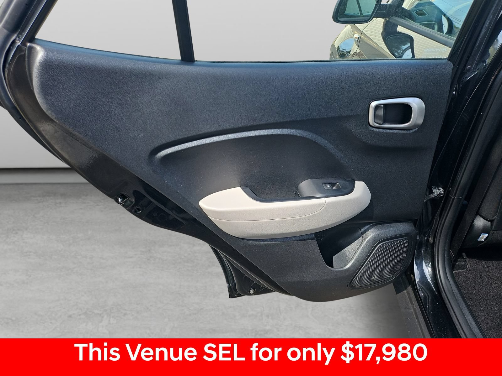 Used 2022 Hyundai Venue SEL FWD image 35