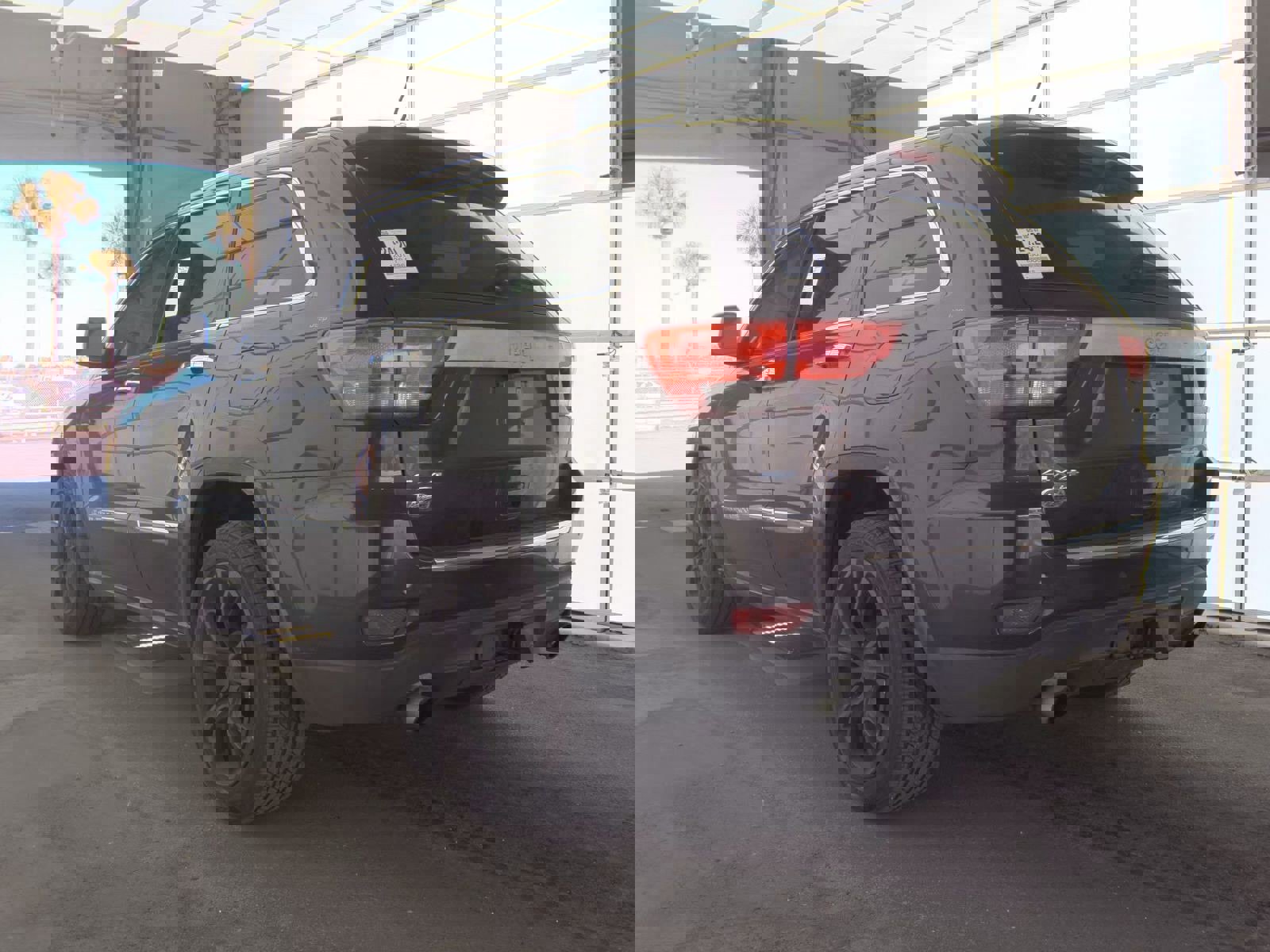 Used 2011 Jeep Grand Cherokee Overland Summit image 4