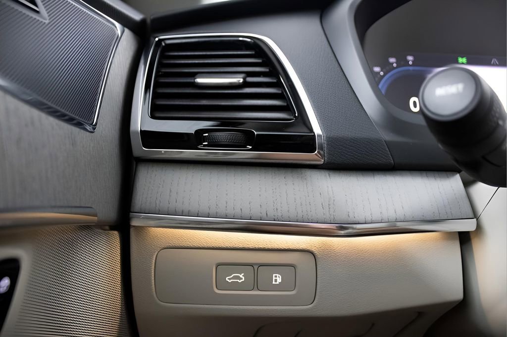 Certified 2025 Volvo XC90 T8 Plus w/ Protection Package Premier image 26