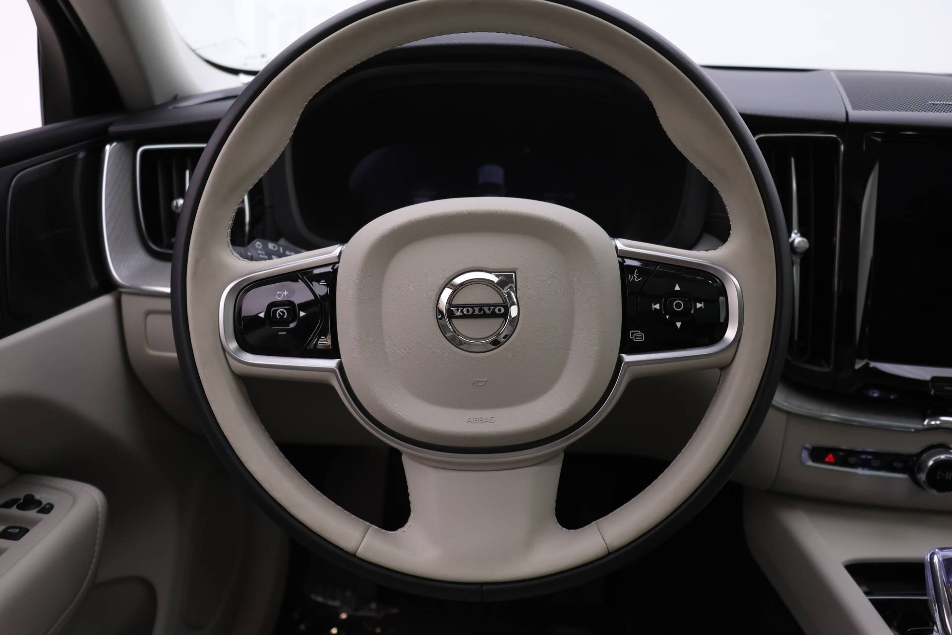 Certified 2025 Volvo XC60 T8 Ultra w/ Protection Package Premier image 18