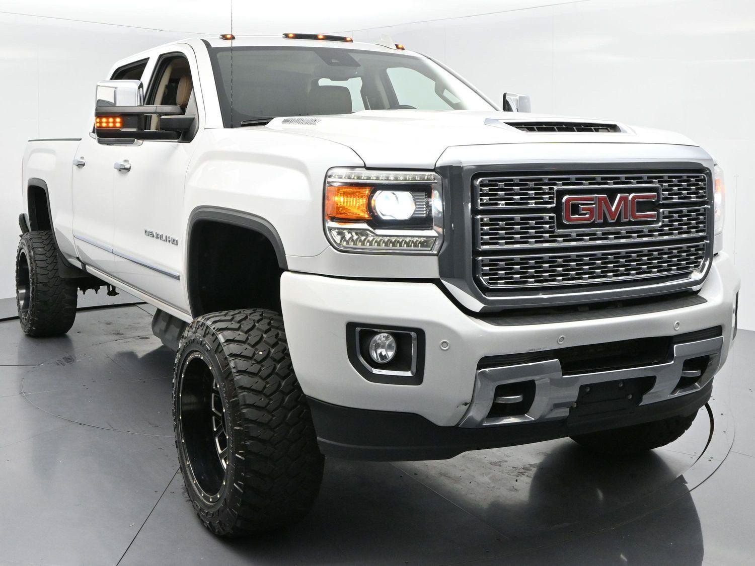 Used 2019 GMC Sierra 2500 Denali w/ Duramax Plus Package AWD/4WD image 2