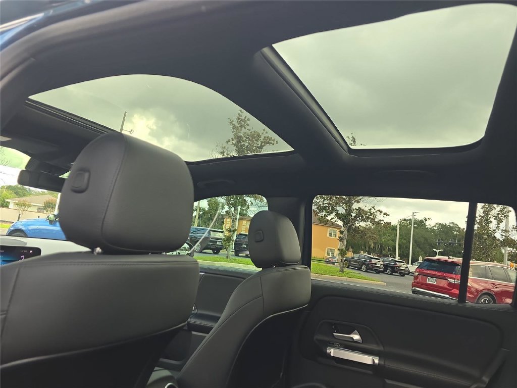 Used 2023 Mercedes-Benz GLB 250 4MATIC w/ Premium Package image 27