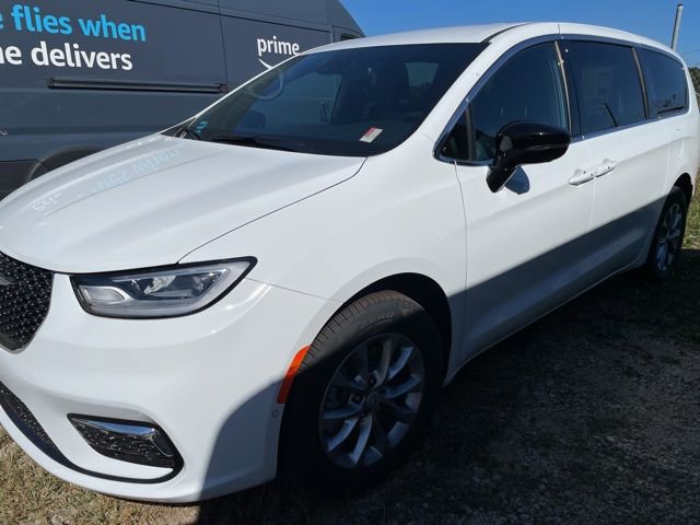 New 2026 Chrysler Pacifica Select image 2