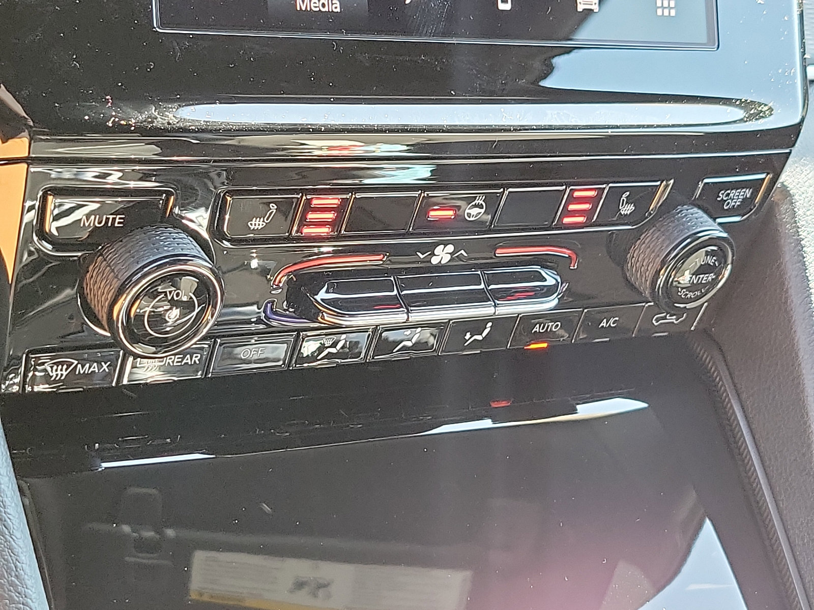 Used 2024 Jeep Grand Cherokee L Laredo image 12