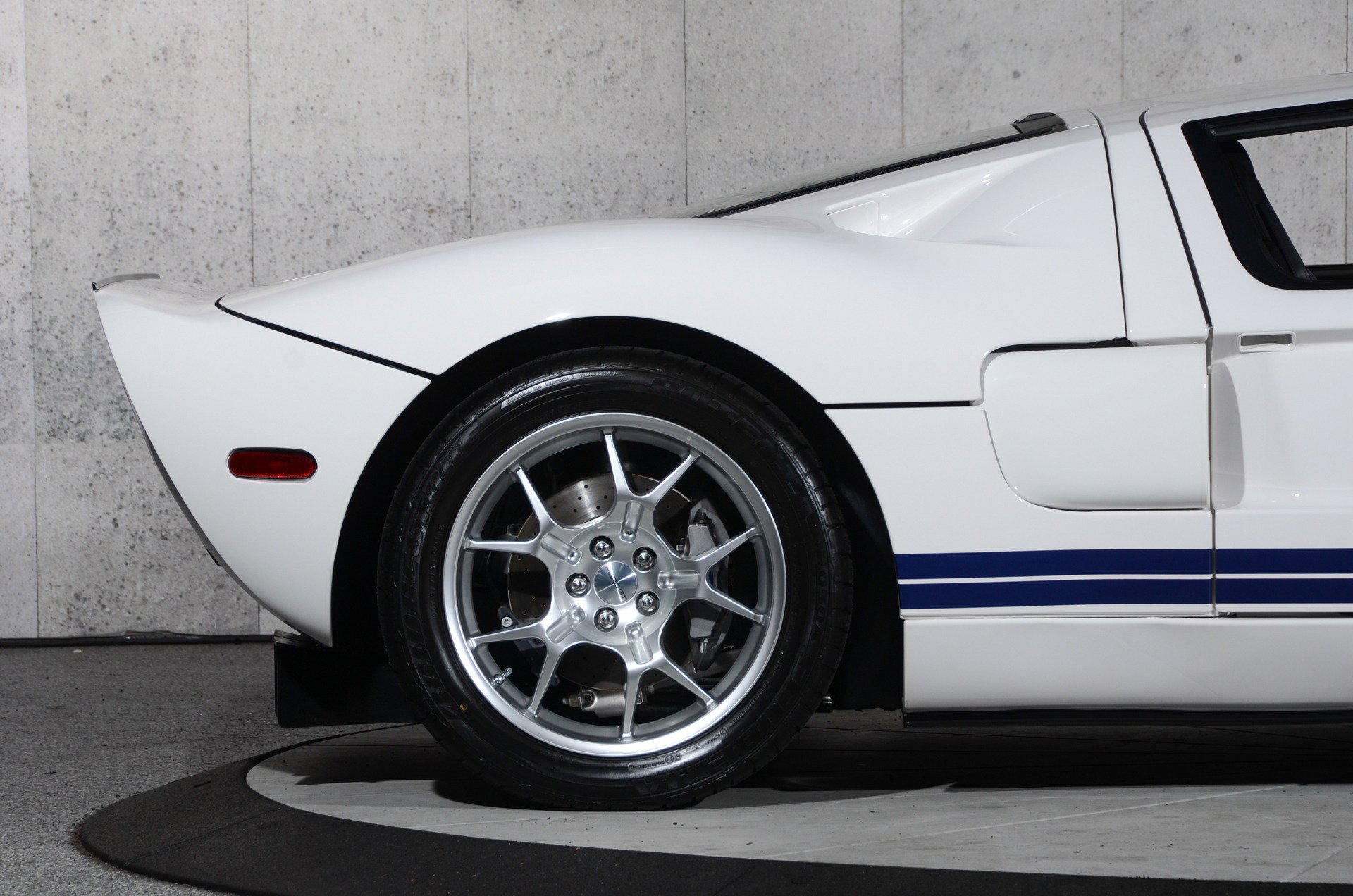 Used 2006 Ford GT RWD image 34