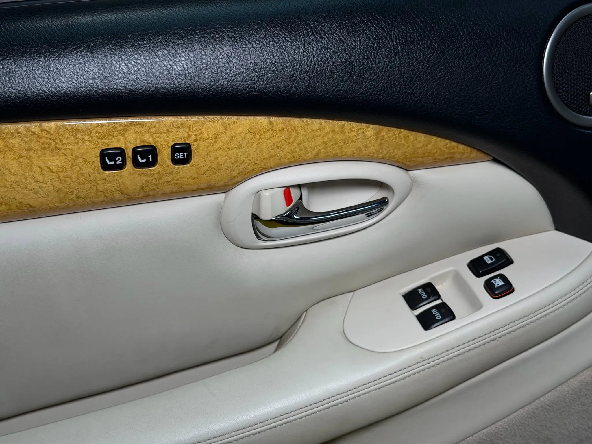 Used 2004 Lexus SC 430 Convertible image 23