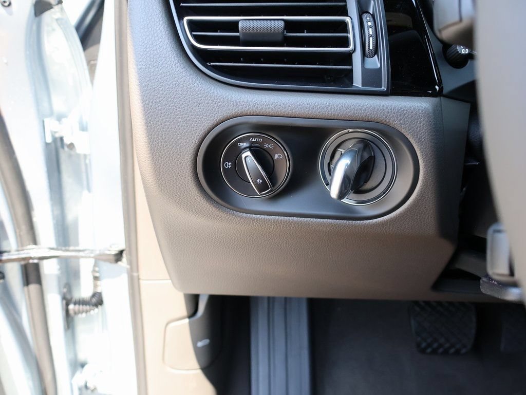 Certified 2025 Porsche Macan AWD/4WD image 32