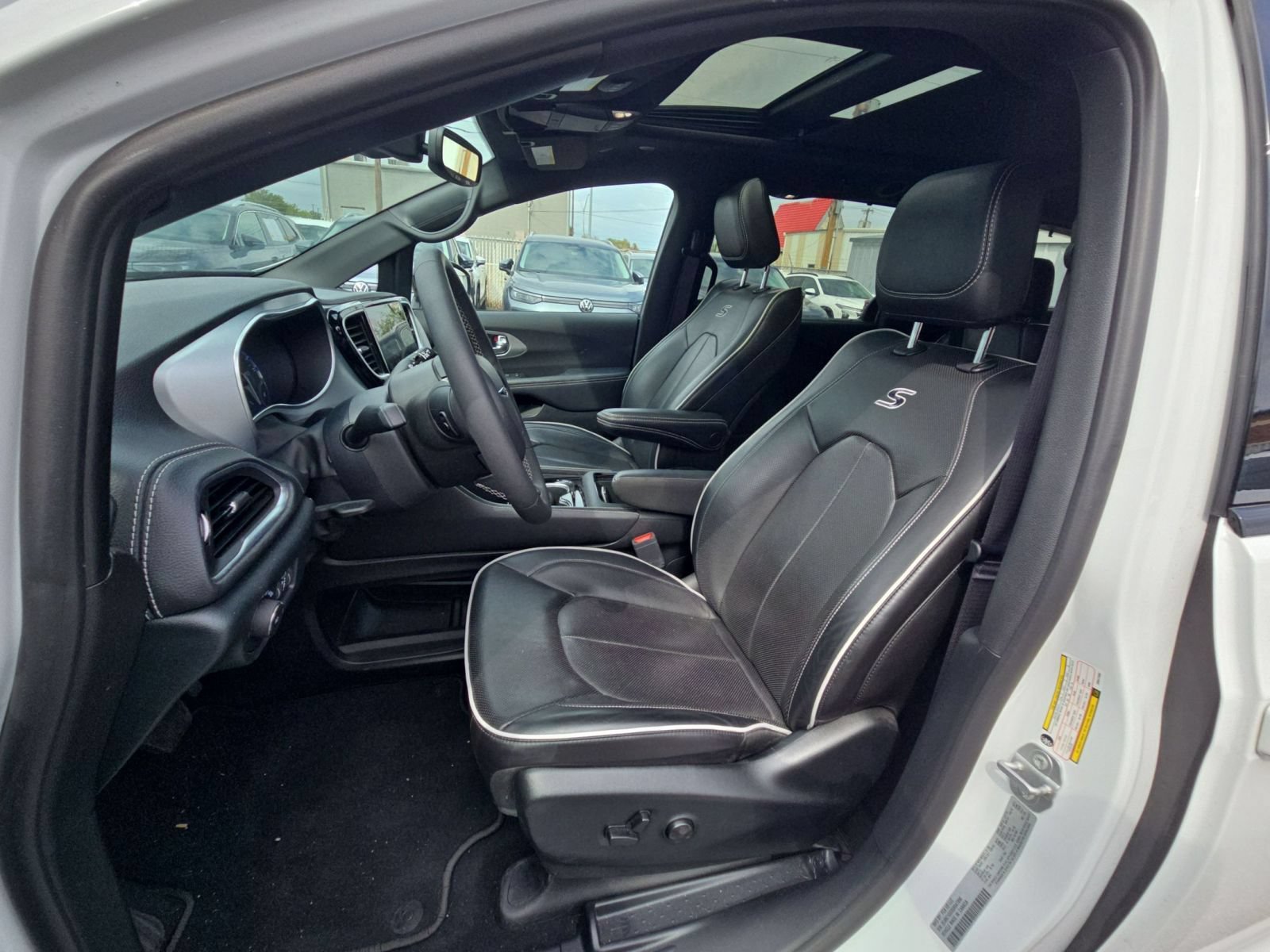 Used 2025 Chrysler Pacifica Limited FWD image 8