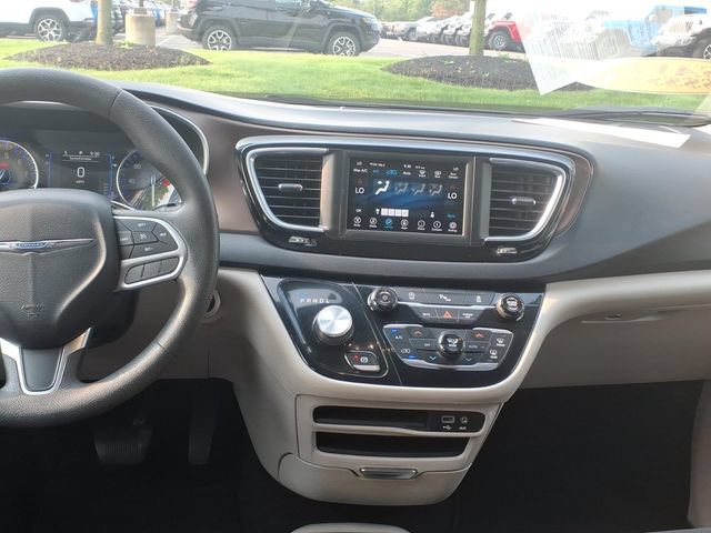 Used 2018 Chrysler Pacifica Touring Plus FWD image 11