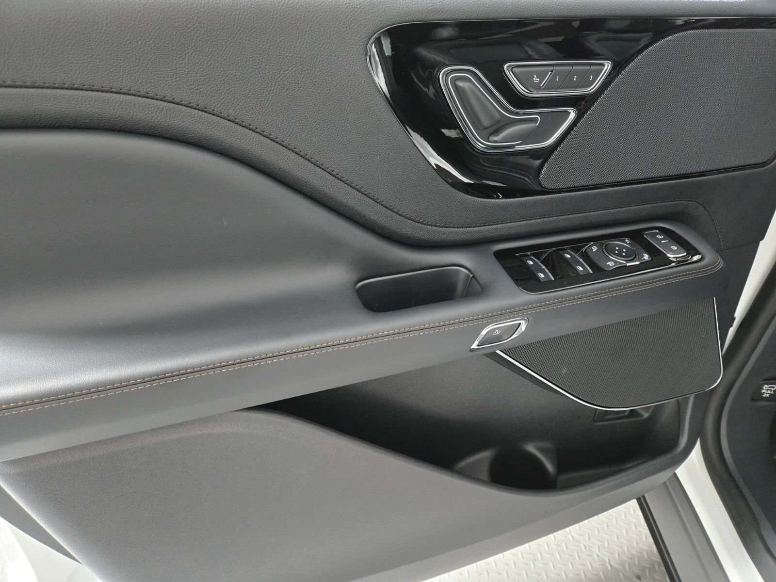 New 2026 Lincoln Aviator AWD image 25