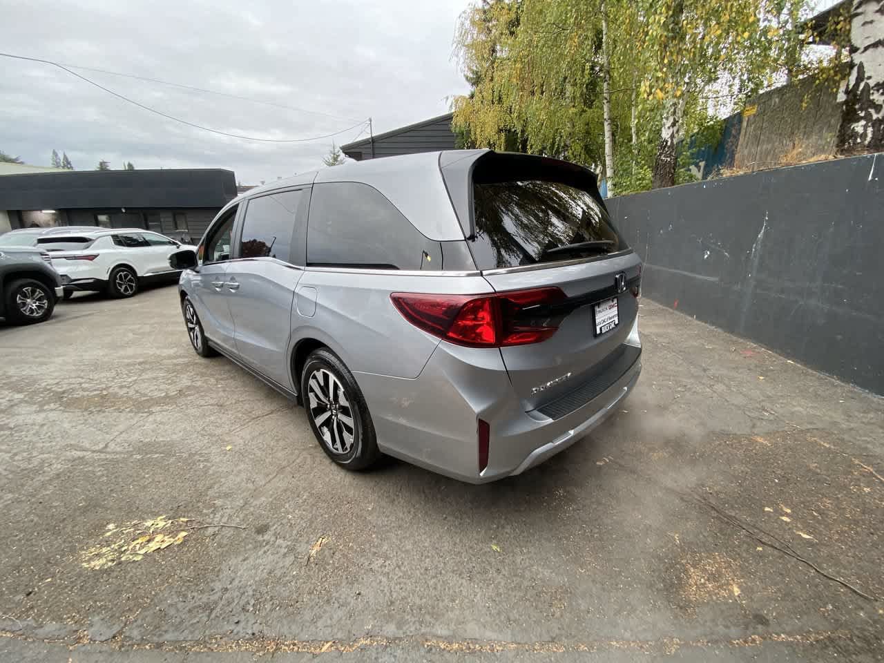 Used 2025 Honda Odyssey EX-L image 4