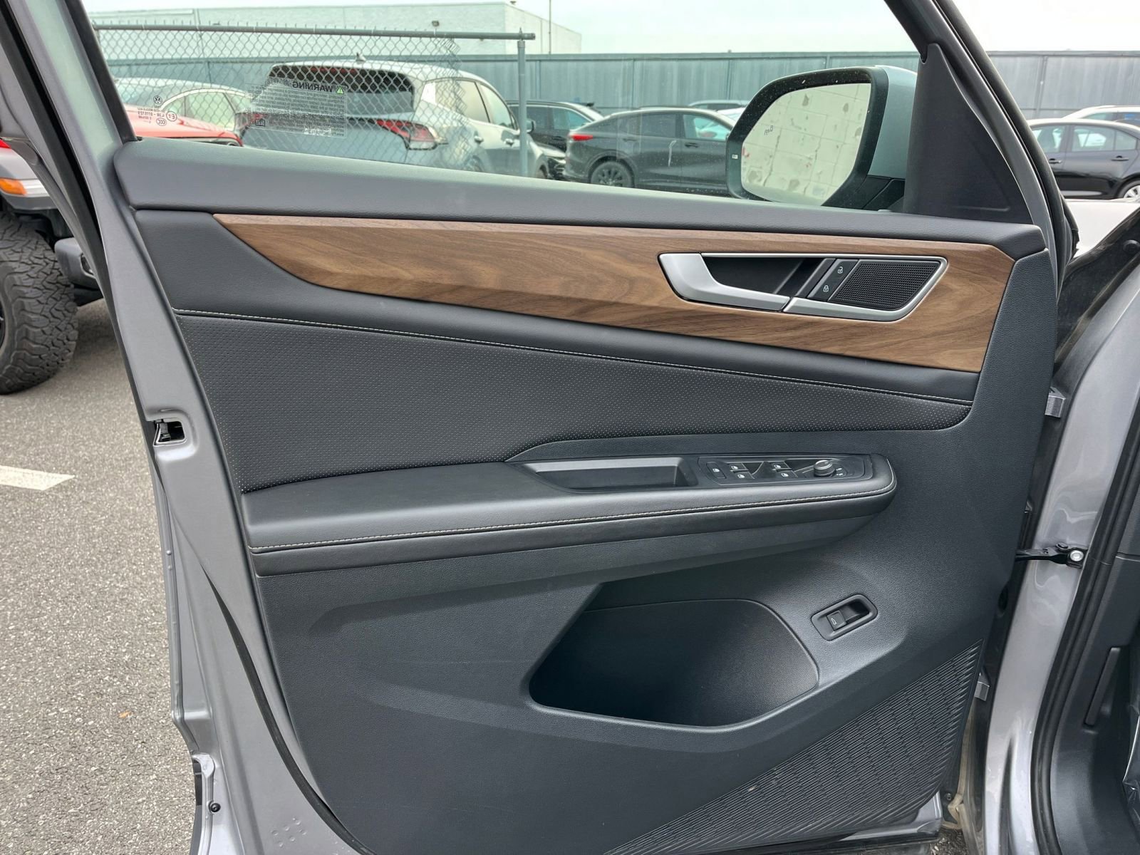 Used 2025 Volkswagen Atlas SE image 20