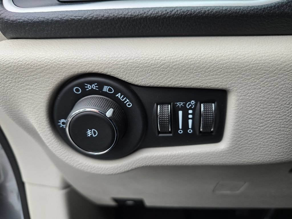 Used 2023 Chrysler Pacifica Touring-L FWD image 22