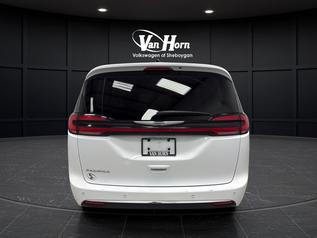 Used 2024 Chrysler Pacifica Touring-L FWD image 6