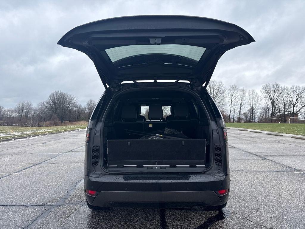 New 2023 Land Rover Discovery S R-Dynamic image 8