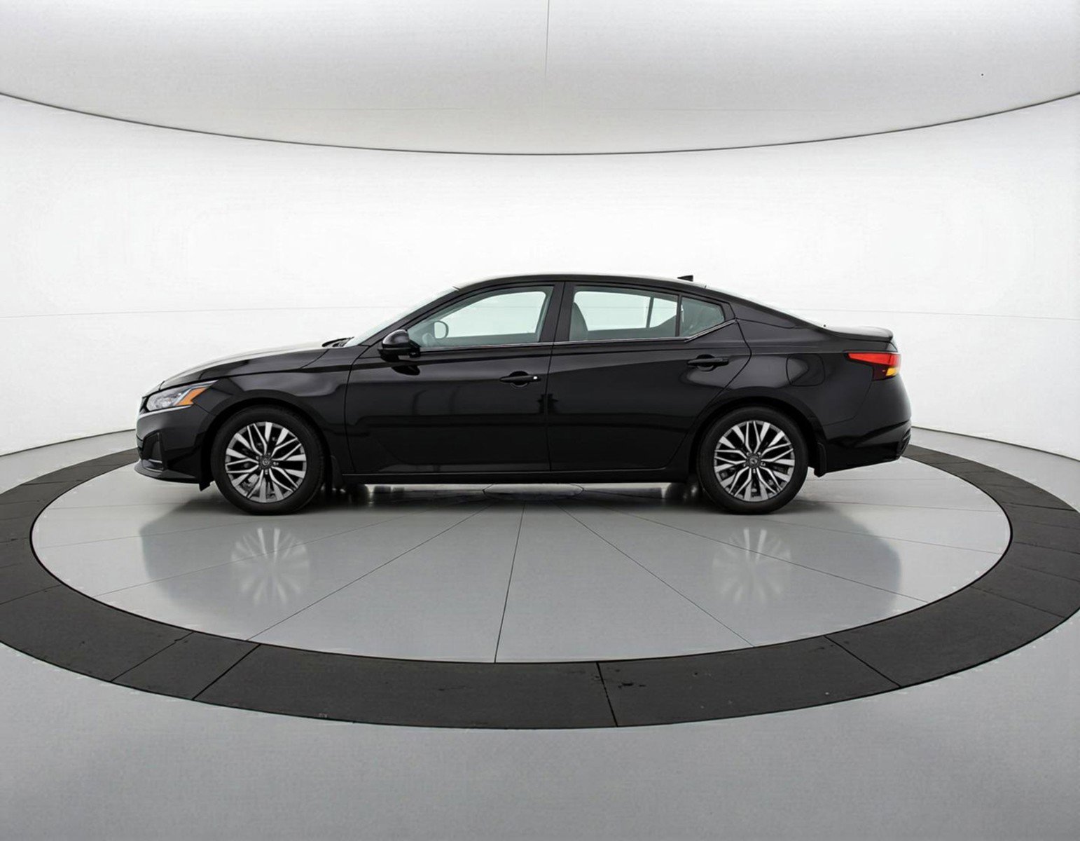 Used 2025 Nissan Altima 2.5 SV FWD image 5