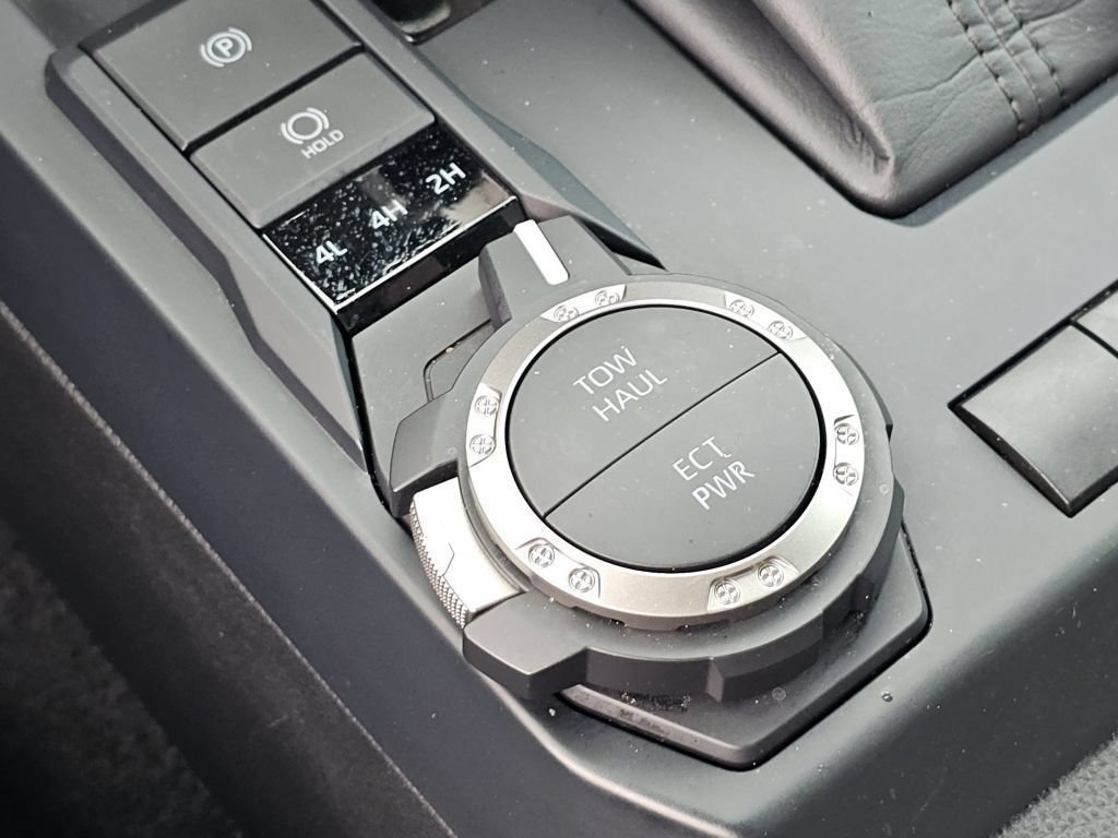 Used 2025 Toyota Tacoma SR5 AWD/4WD image 9