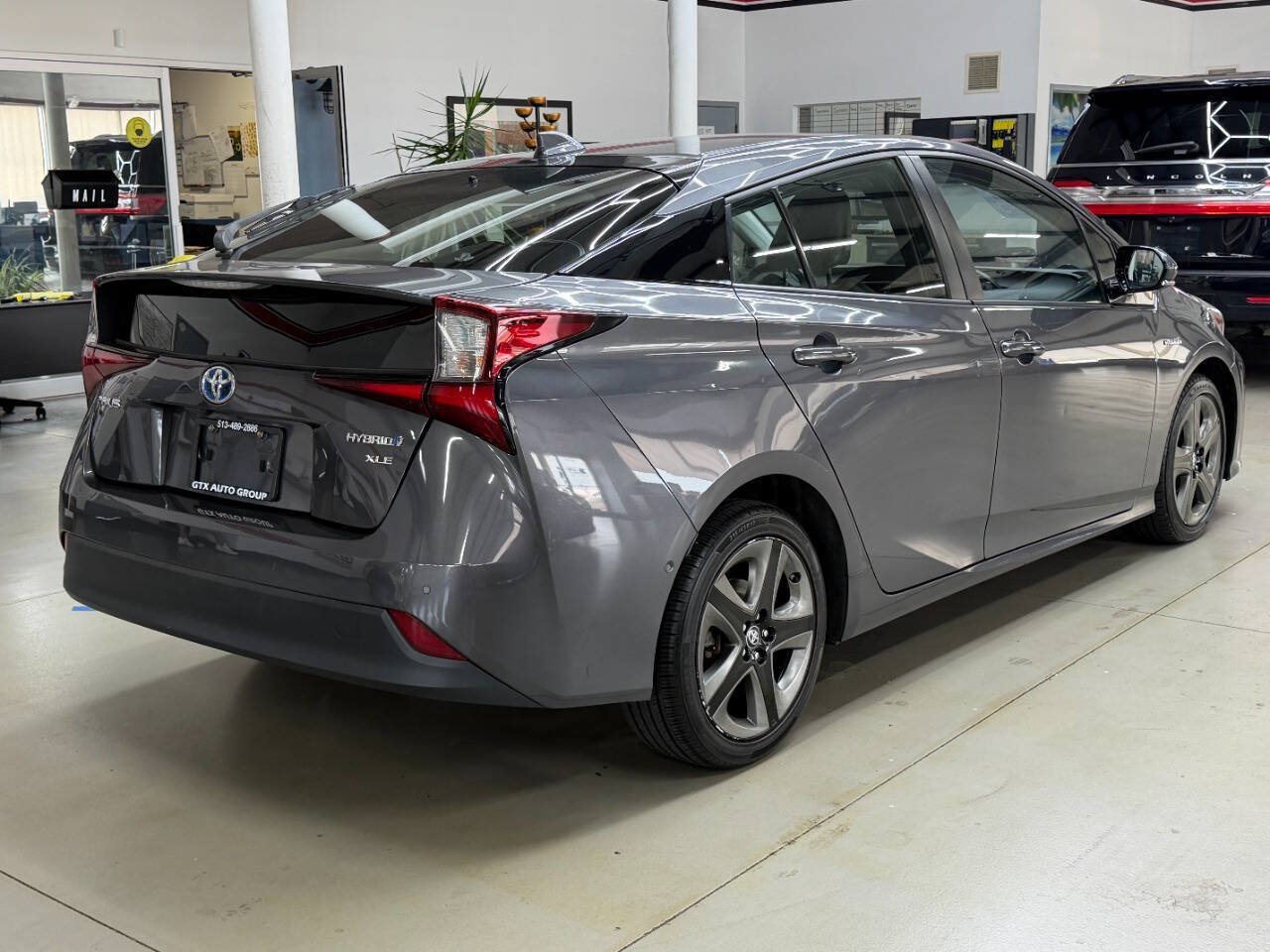 Used 2020 Toyota Prius XLE FWD image 2