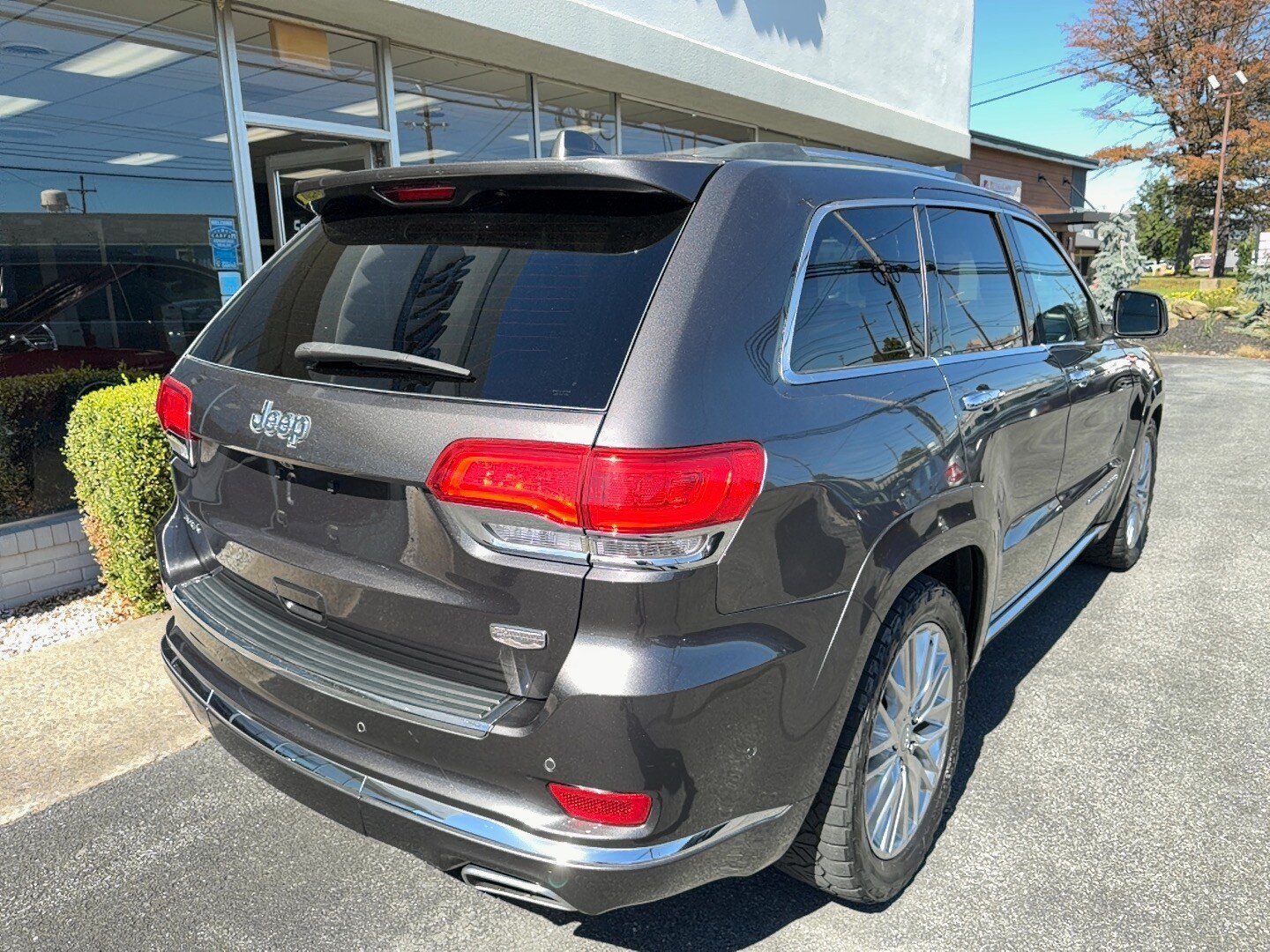 Used 2018 Jeep Grand Cherokee Summit AWD/4WD image 3