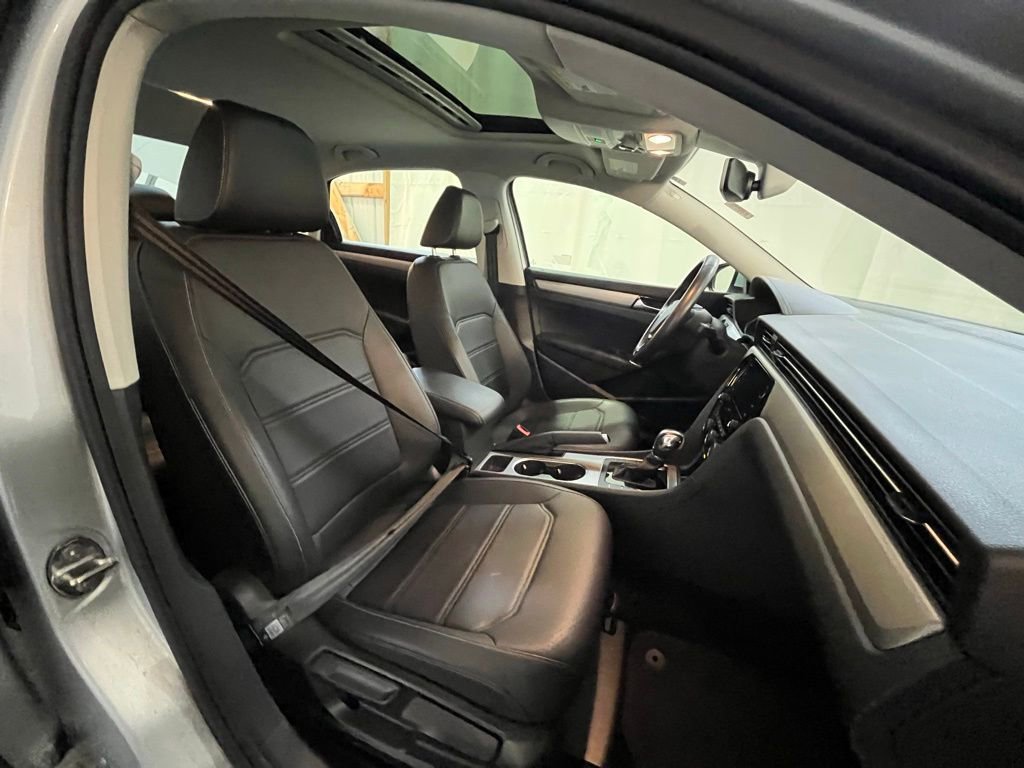 Certified 2020 Volkswagen Passat 2.0T SE w/ Sunroof Package image 13