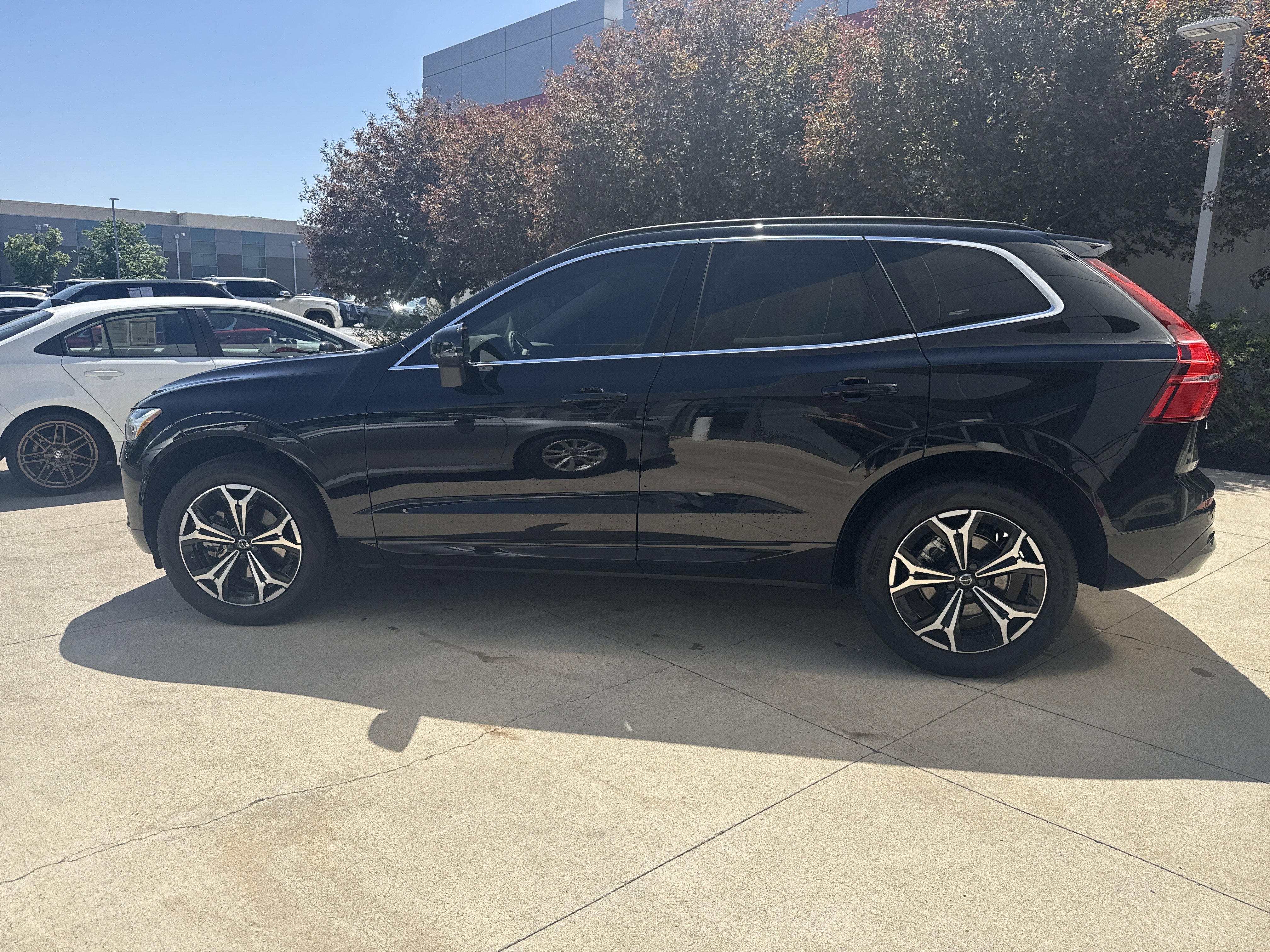 Used 2022 Volvo XC60 B5 Momentum w/ Climate Package image 8