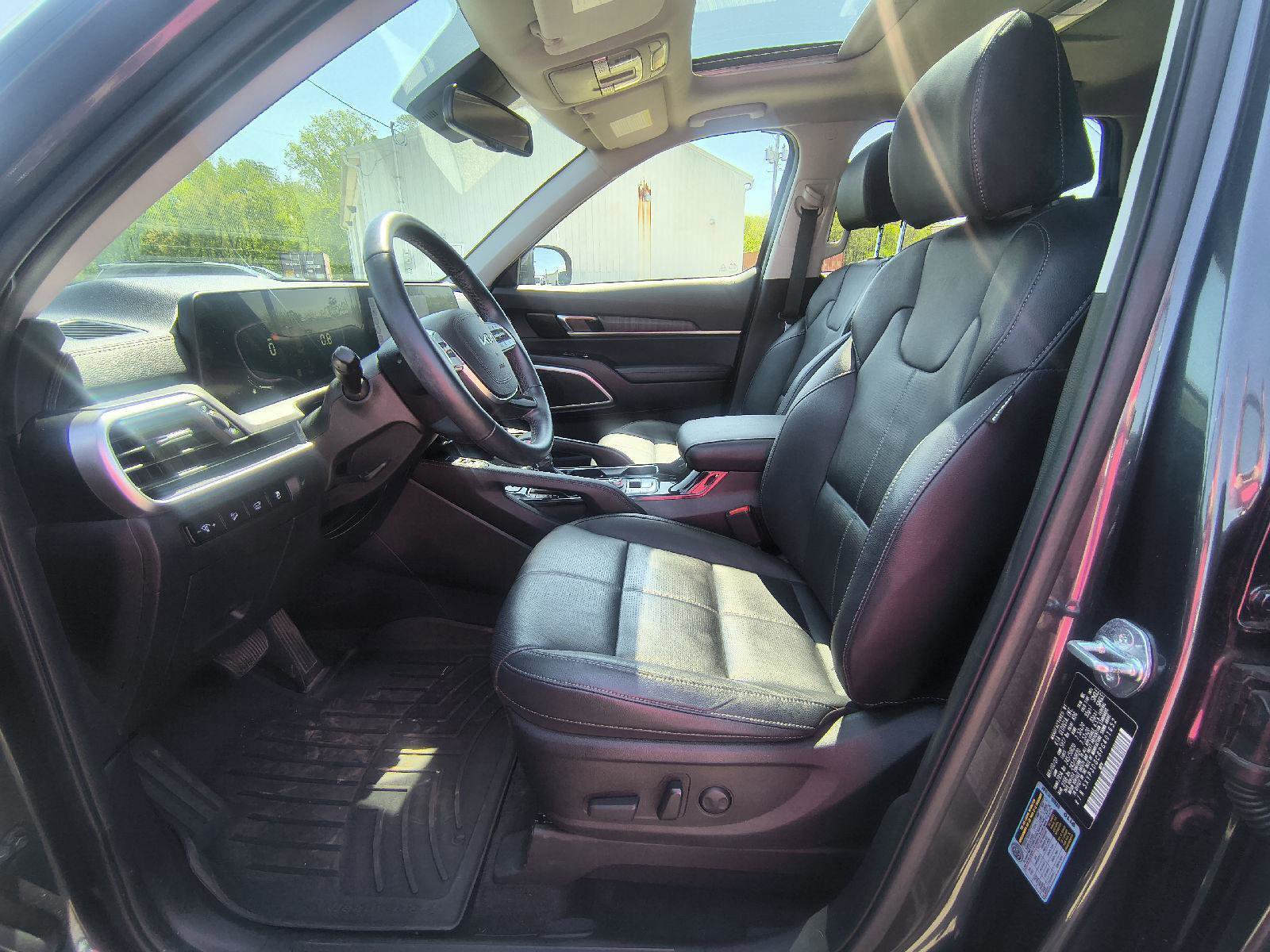 Used 2023 Kia Telluride EX w/ EX Captain's Chair Package AWD/4WD image 13
