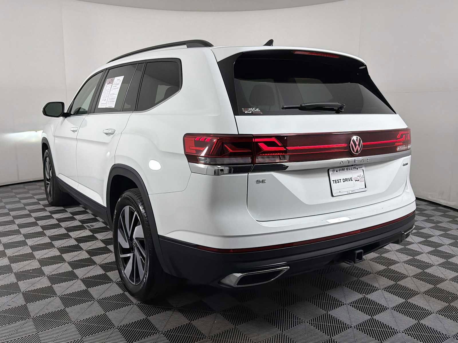 Used 2025 Volkswagen Atlas SE AWD/4WD image 4