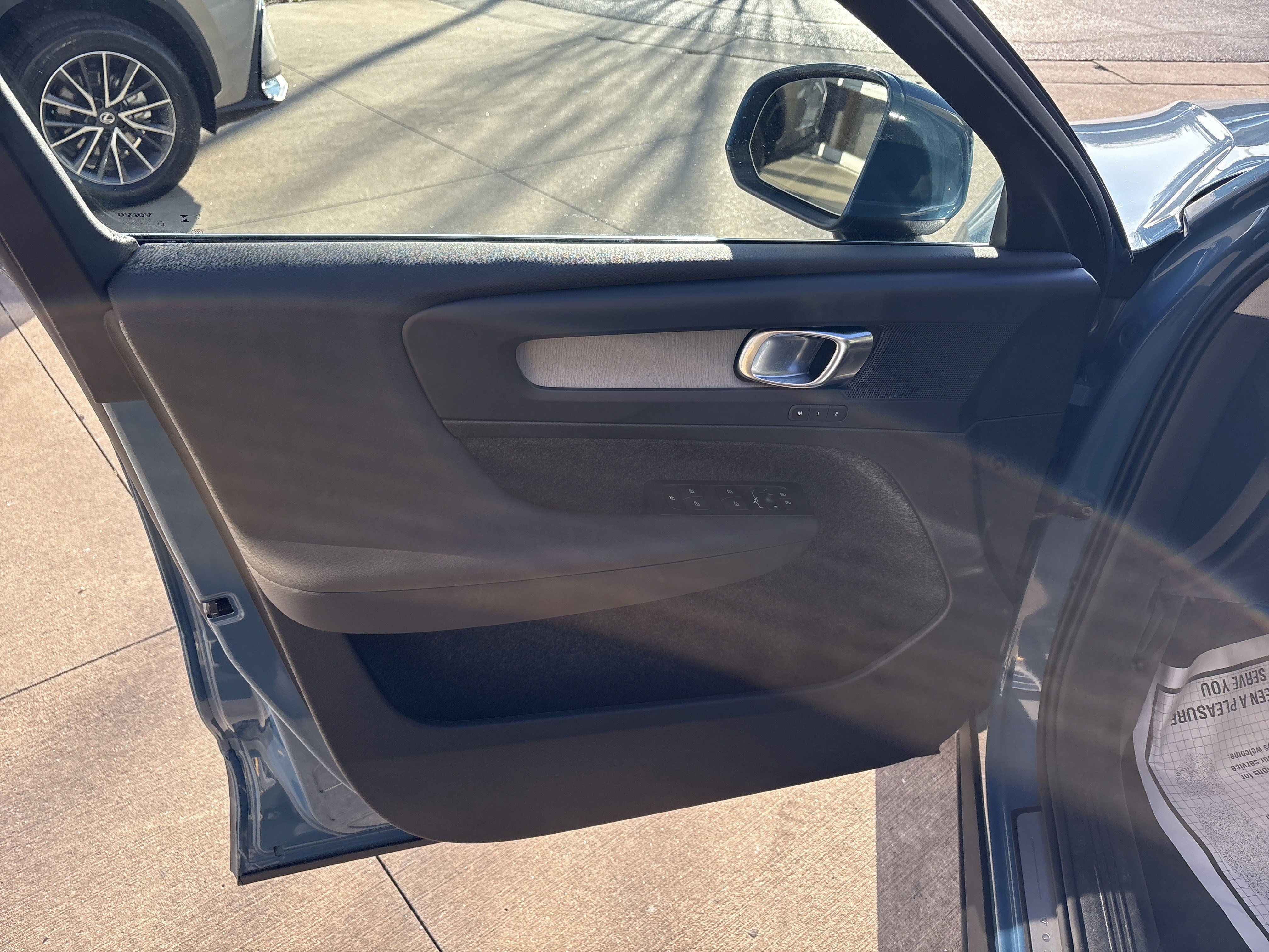 Used 2025 Volvo XC40 B5 Core image 14