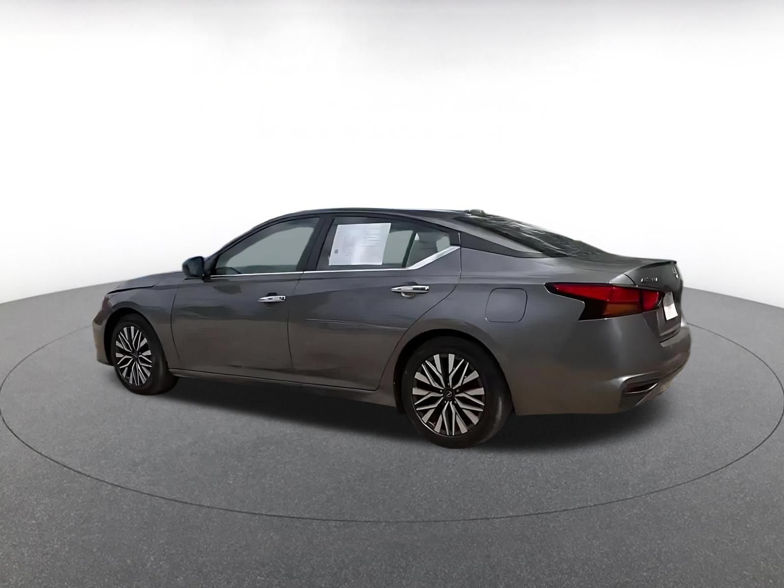 Used 2025 Nissan Altima 2.5 SV FWD image 10