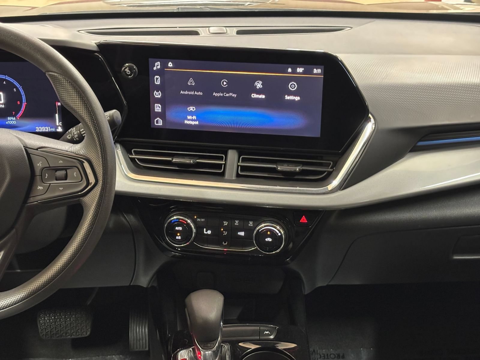 Used 2025 Chevrolet Trax LT FWD image 16