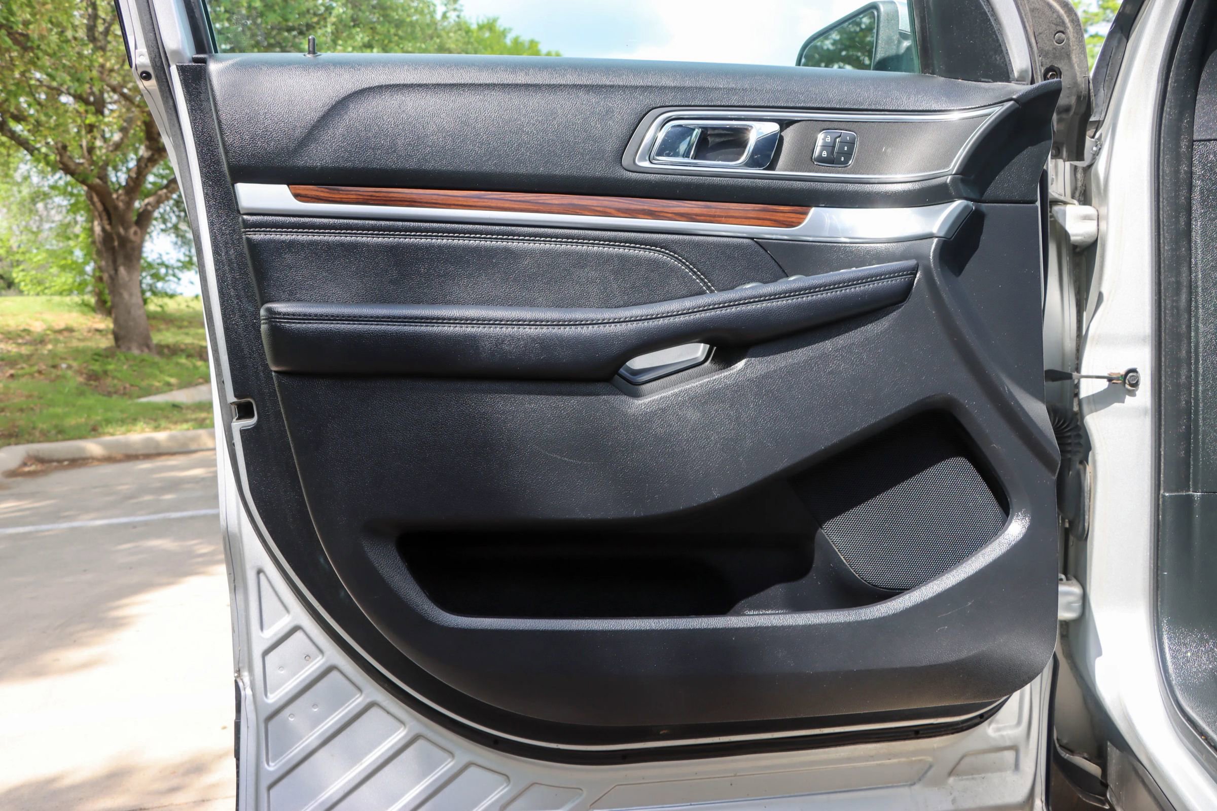 Used 2018 Ford Explorer Limited w/ Ford Safe & Smart Package AWD/4WD image 13