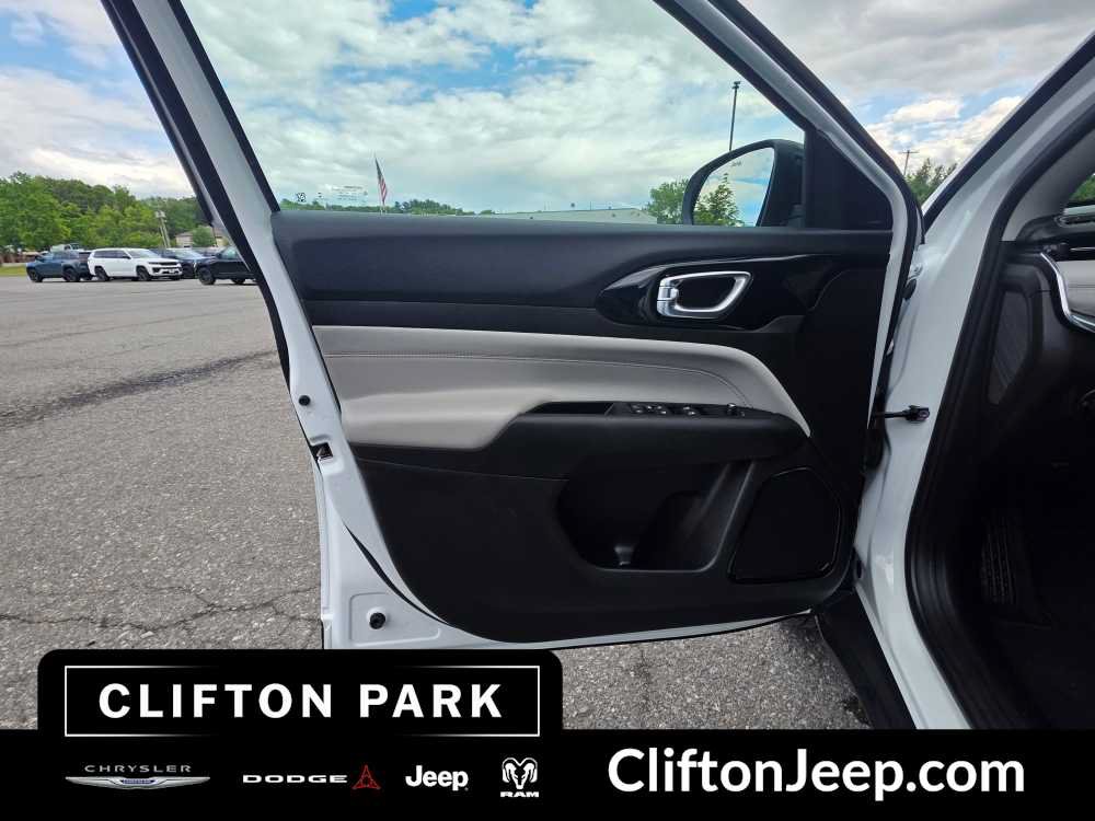 Used 2022 Jeep Compass Limited AWD/4WD image 9