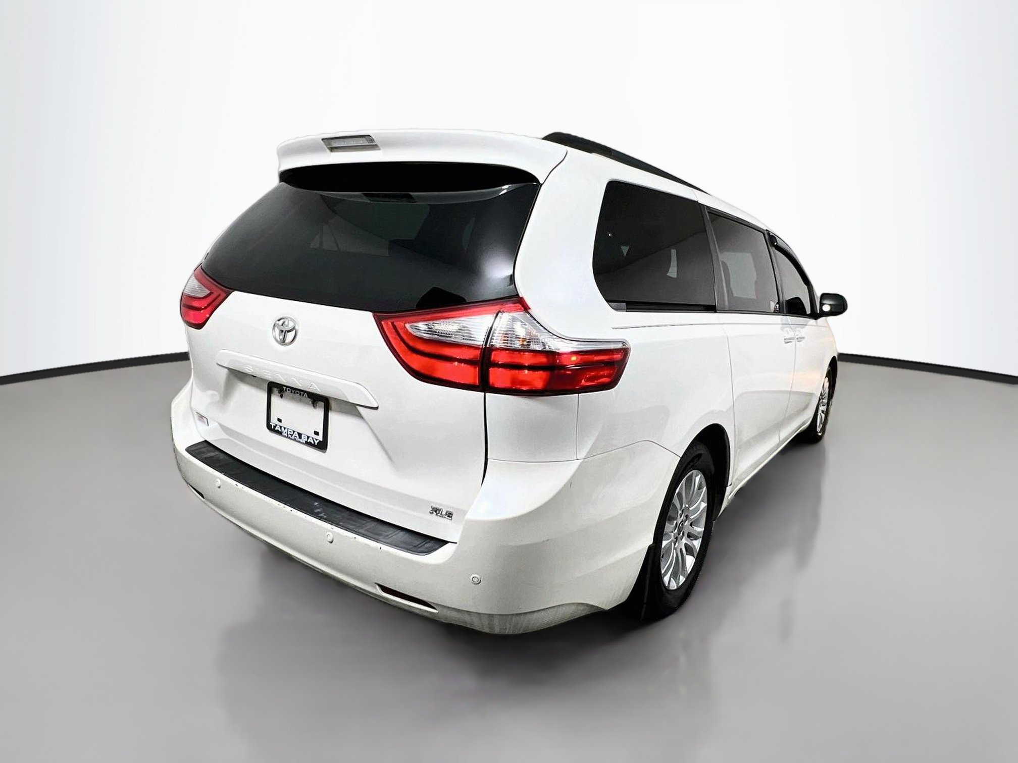 Used 2017 Toyota Sienna Limited FWD image 4