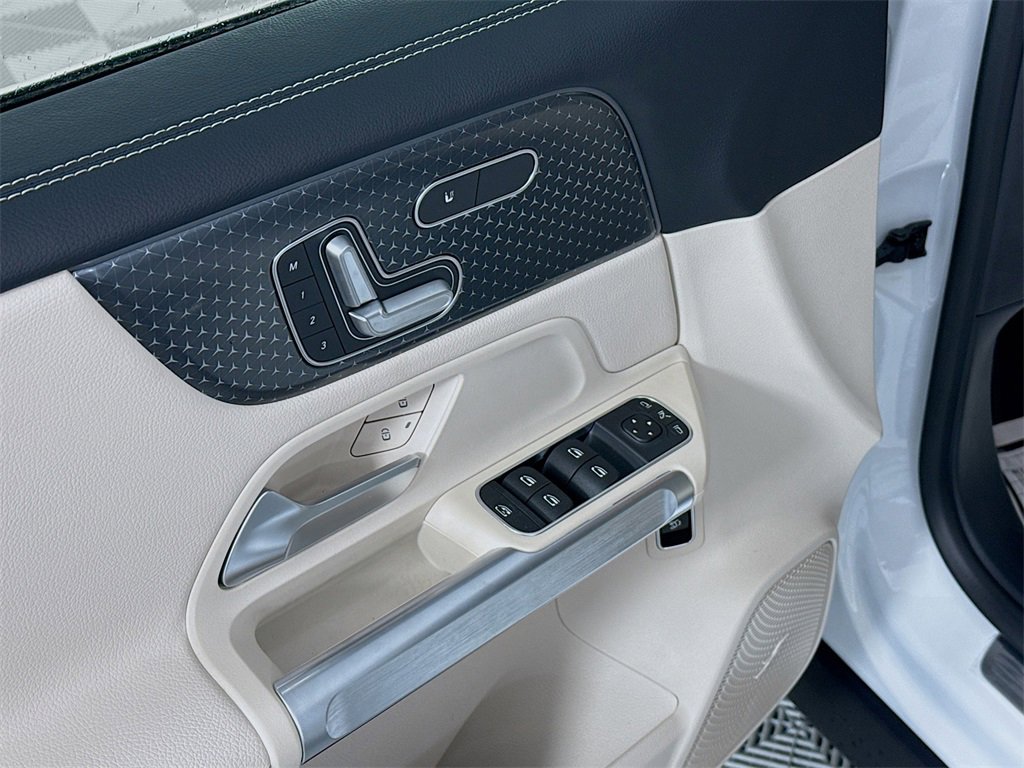 Used 2025 Mercedes-Benz GLB 250 4MATIC image 18