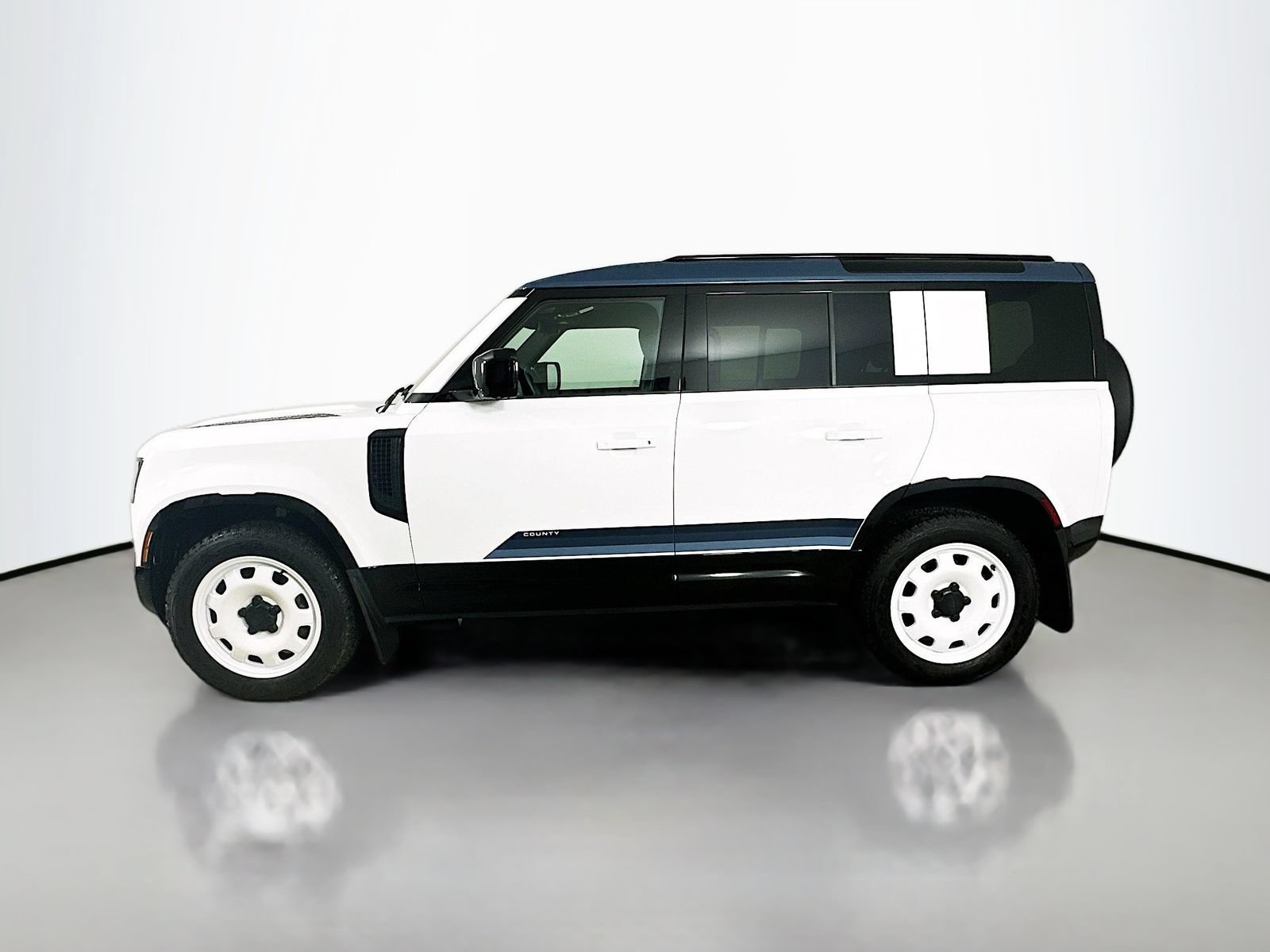 Used 2025 Land Rover Defender 110 S AWD/4WD image 8